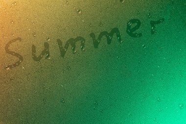 Neon ışığı arkaplanındaki yaz sembolü boşluk kopyalar