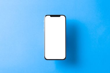 Akıllı telefon maketi. Beyaz ekranlı, üzerinde asılı duran yeni siyah çerçevesiz akıllı telefon. Renk arkaplanından izole edilmiş. Yüksek kaliteli stüdyo çekimlerine dayanarak. Akıllı telefon çerçevesiz tasarım kavramı.