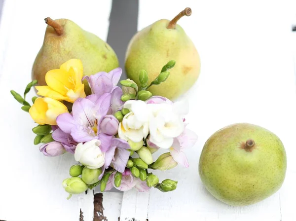 Poire anglaise et Freesia — Photo