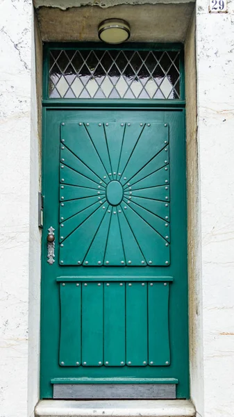Yeşil süslemeli ön kapı - yakın plan — Stok fotoğraf