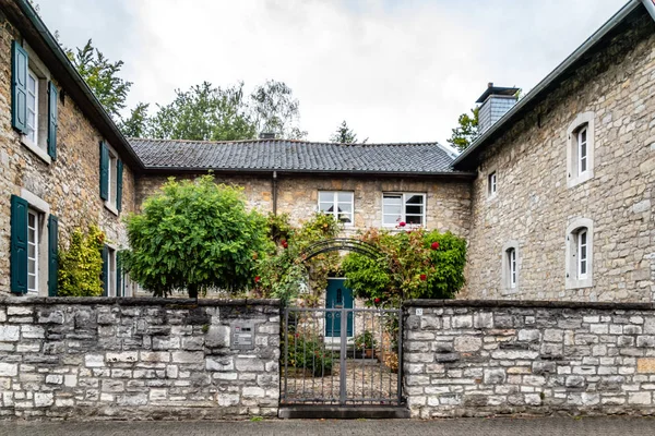 Historischer Bauernhof mit Eingangstor zum zentralen Gelände. Alt Breinig lizenzfreie Stockbilder