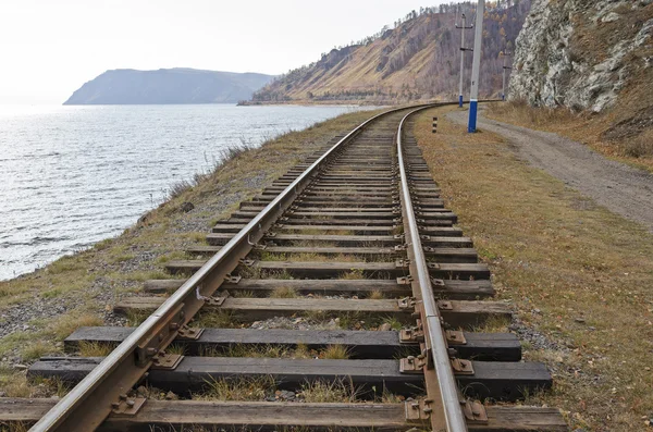Sezione della Circum-Baikal Railway. Rail-track in esecuzione vicino al lago Baikal — Foto Stock