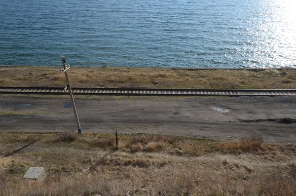 Seção de Circum-Baikal Railway. Rail-track que corre perto do Lago Baikal — Fotografia de Stock