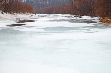 İcebound Nehri üzerinde bir bulutlu bahar günü. Irkutsk bölge
