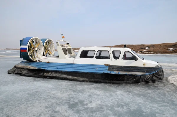 Hovercraft, nave per il movimento sul ghiaccio, sul molo nel grande villaggio Goloustnoye — Foto Stock