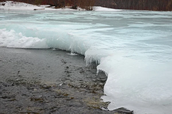 Das Abschmelzen des Eises auf dem Fluss zu Beginn des Frühlings. Gebiet Irkutsk — Stockfoto