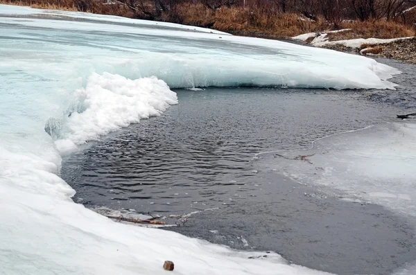 Río helado en un día nublado de primavera. Región de Irkutsk — Foto de Stock