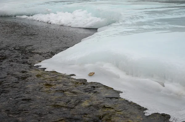 La fonte de la glace sur la rivière au début du printemps. Région d'Irkoutsk — Photo