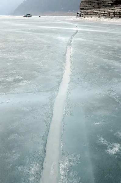 Kleine scheur in het ijs van het Baikalmeer, gevuld met water — Stockfoto