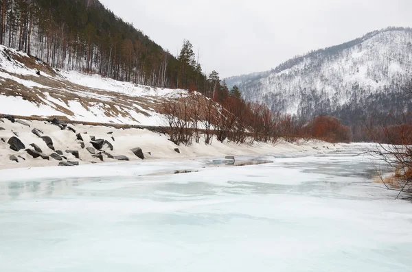 Río helado en un día nublado de primavera. Región de Irkutsk — Foto de Stock