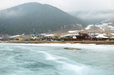 Büyük Goloustnaya köyü. Buzlu Baykal Gölü'nden görüntülemek