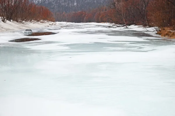 Daarop rivier op een bewolkte lentedag. Irkutsk regio — Stockfoto