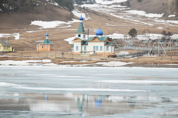 St. Nicolaas kerk in het dorp van grote Goloustnoye. Uitzicht vanaf iced Baikal lake — Stockfoto