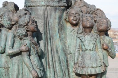 Irkutsk, Rusya - 27 Ekim 2016: Parçası, anıt çocuklar tarafından çevrili öğretmen,