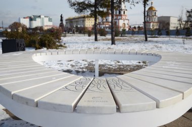 Irkutsk, Rusya - 27 Ekim 2016: Ahşap banklar alışılmadık şekli - Sberbank Irkutsk şehir için hediye