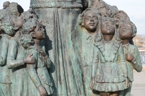 Irkutsk, Rusland-27 oktober, 2016: het fragment van monument voor de leraar, omringd door kinderen — Stockfoto