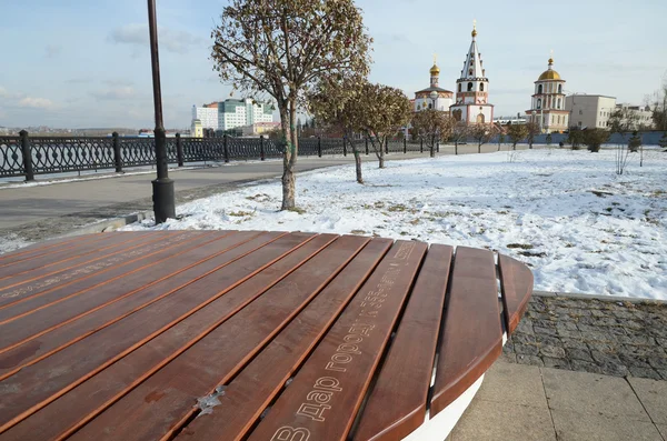 Irkutsk, Russia - Oct 27, 2016: Wooden benches of unusual shape - the gift of Sberbank to Irkutsk City — Stock Photo, Image