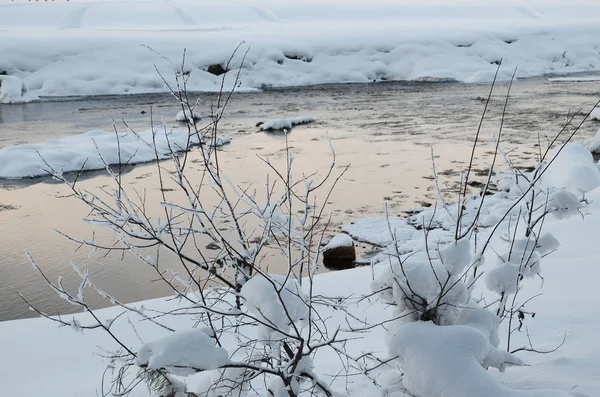 Paysage hivernal avec ruisseau et rivages enneigés — Photo