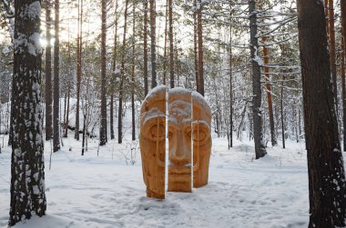Irkutsk Region, Rusya Federasyonu-Jan, 03 2015: yüz üç parçalar. Park ahşap heykel Savvateevka Köyü