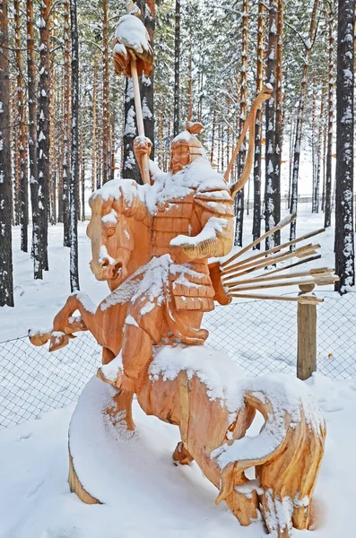 Regione di Irkutsk, Russia-03 gennaio 2015: Ercole a cavallo. Parco di sculture in legno nel villaggio di Savvateevka — Foto Stock