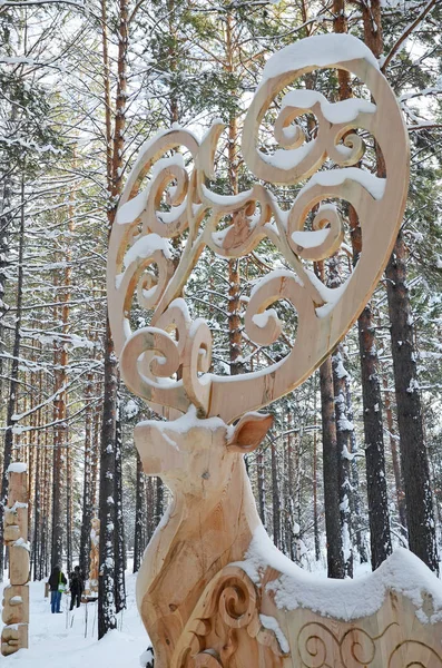 Irkutsk regio, Ru-Jan, 03 2015: Fairytale herten. Park van houten beelden in Savvateevka — Stockfoto