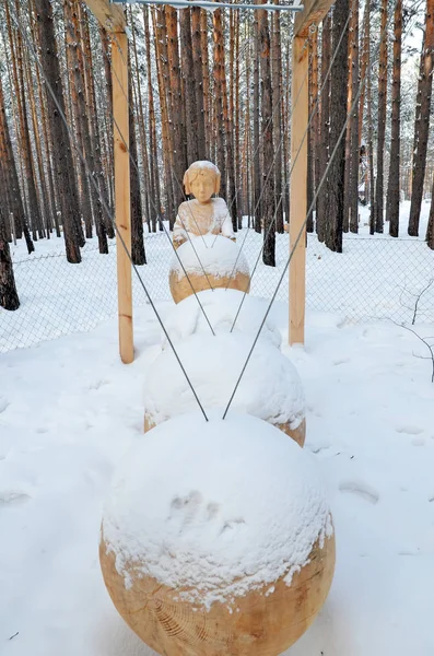 Region Irkutsk, Ru-Jan, 03 2015: složení Perpetuum Mobile. Parku dřevěných soch v obci Savvateevka — Stock fotografie
