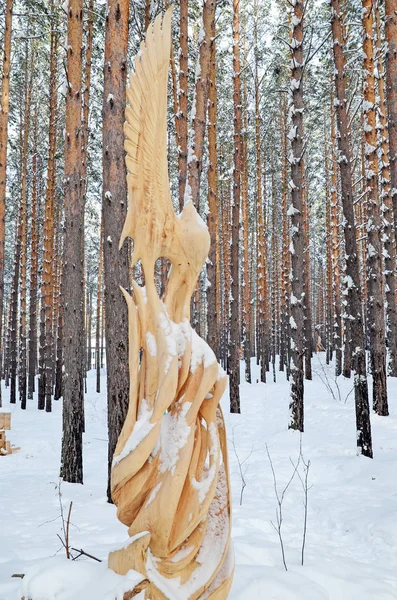 イルクーツク地域、ロシア-1 月、03 2015: 妖精の森の鳥。Savvateevka 村の木造彫刻の公園 — ストック写真