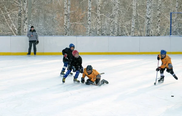 Irkoutsk, Russie - 09 déc. 2012 : Le tournoi de hockey entre les équipes d'adolescents en l'honneur de l'ouverture de la nouvelle patinoire — Photo