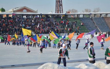 Irkutsk, Rusya - 23 Şubat 2012: Geçit açılması ve uluslararası Şampiyonası takım bandy kadınlar arasında