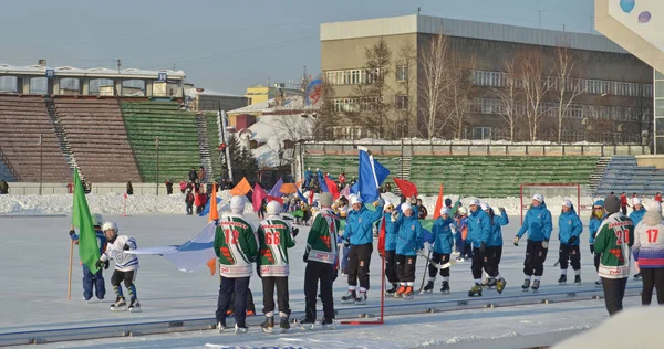 Irkutsk, Ru - Fev, 23 2012: Desfile de equipes na abertura do campeonato internacional em bandy entre as mulheres — Fotografia de Stock