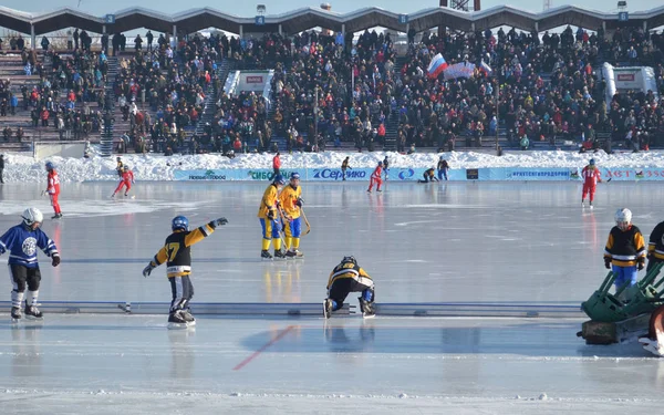 Irkutsk, Russia - 26 febbraio 2012: Preparare la recinzione del campo di ghiaccio prima della partita di bandy tra le donne — Foto Stock