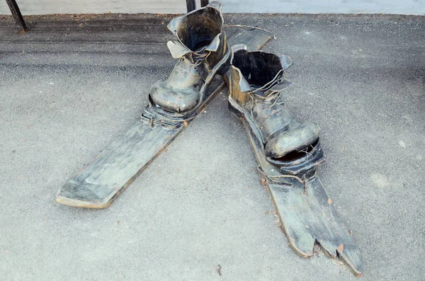 イルクツスク, ロシア連邦 - 2016 年 5 月 22 日: 彫刻の古い破れた靴やイルクーツク通り壊れた国スキー. — ストック写真