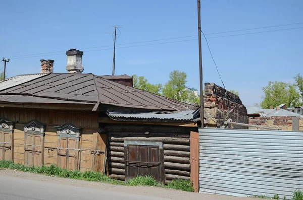 Starý dřevěný dům s okenicemi, v městě Irkutsk — Stock fotografie