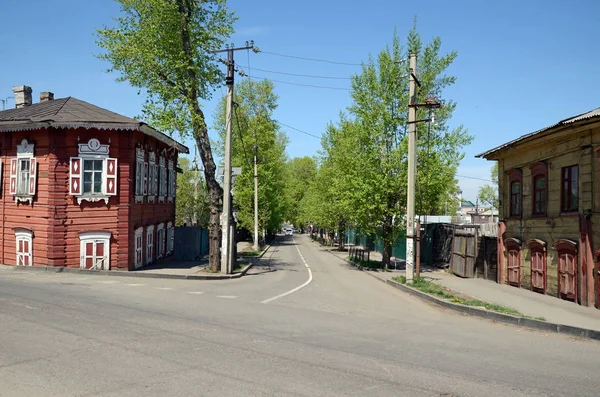 Старая улица с деревянными домами в историческом центре Иркутска — стоковое фото