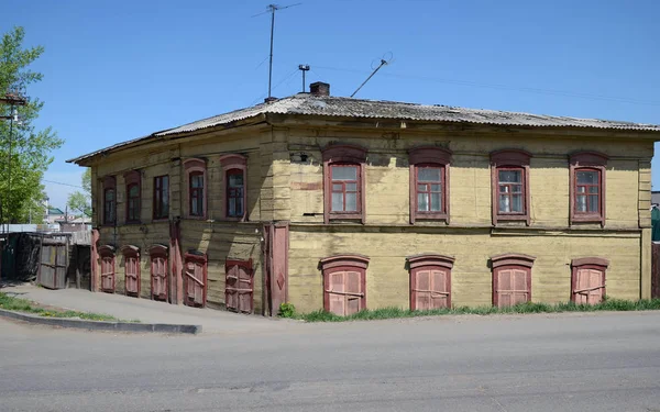 Stary drewniany dom z okiennicami w mieście Irkuck — Zdjęcie stockowe