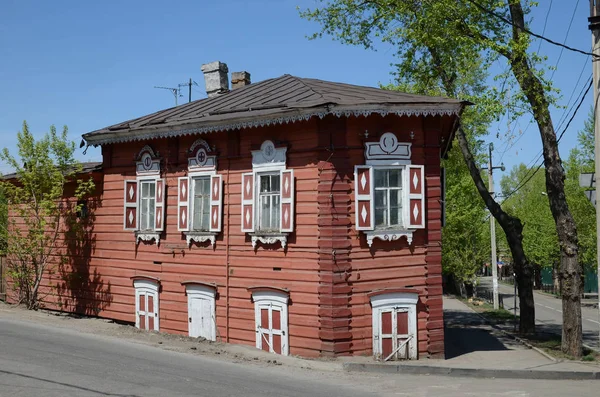 Dvou patrový dřevěný dům s vyřezávanými ornamenty — Stock fotografie