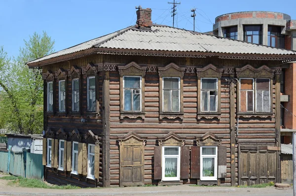 İki katlı ahşap evin oyma süslemeli