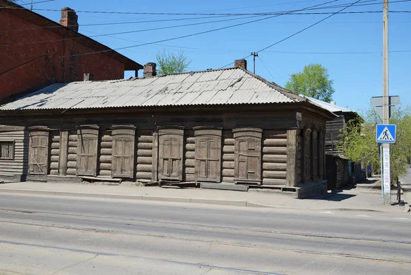 Старый деревянный дом с ставнями в городе Иркутске — стоковое фото