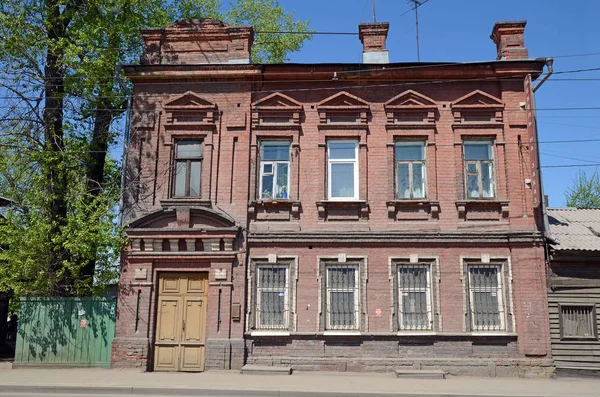 Antigua casa de ladrillo de dos plantas en el centro de Irkutsk — Foto de Stock