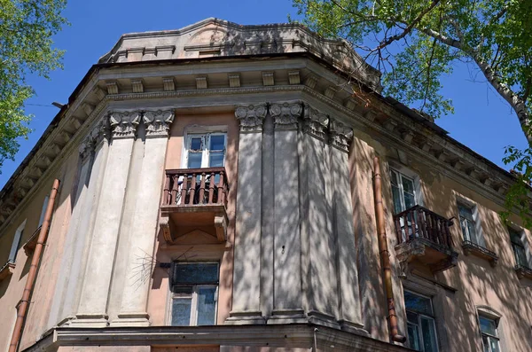 Facade of an old house with balconies in the center of Irkutsk — Stock Photo, Image