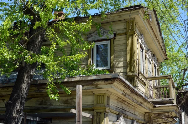 Старый двухэтажный деревянный дом с мезонином в центре Иркутска — стоковое фото