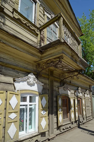 Casa de madeira velha de dois andares com um mezanino no centro de Irkutsk — Fotografia de Stock