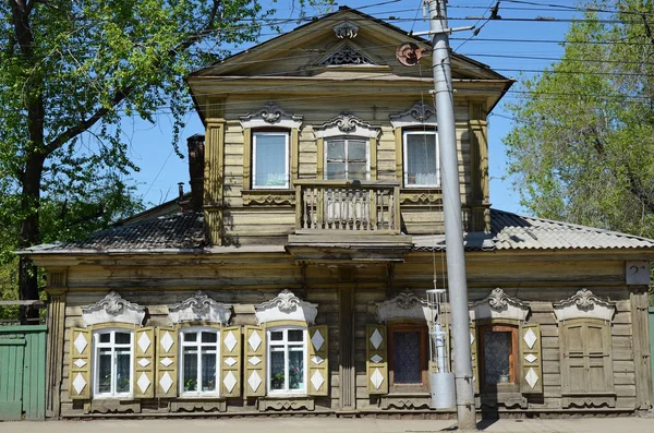 Antigua casa de madera de dos plantas con un entresuelo en el centro de Irkutsk — Foto de Stock