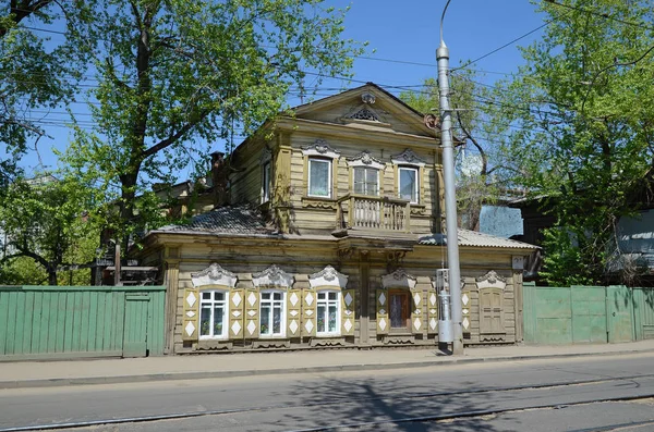 Altes zweistöckiges Holzhaus mit Zwischengeschoss im Zentrum der Stadt — Stockfoto