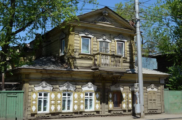 Vecchia casa in legno a due piani con soppalco nel centro di Ir — Foto Stock