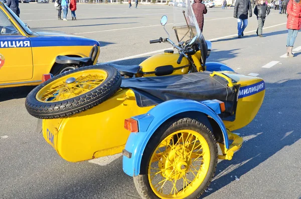 Samara, russland - 20. nov 2016: motorrad der verkehrspolizei mit beiwagen auf demo auf dem hauptplatz — Stockfoto