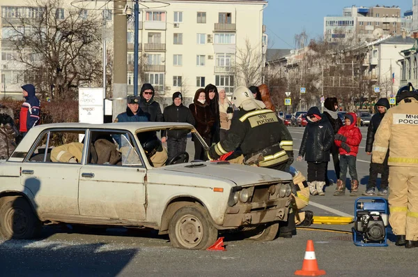 Samara, Rusia - Nov, 20 2016: Ministerio de Situaciones de Emergencia muestra a las personas rescatadas del automóvil después del accidente —  Fotos de Stock