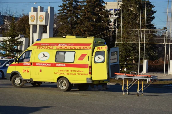 Samara, Russia - 20 novembre 2016: Ambulanza sul Ministero delle Situazioni di Emergenza manifestazioni sulla piazza principale della città — Foto Stock