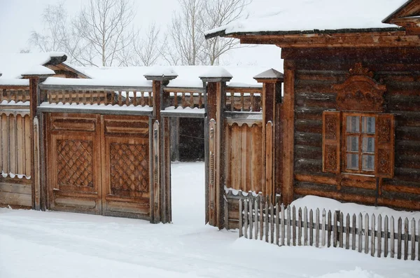 Region Irkutsk, Ru-únor, 18 2017: budova Volost správy. Muzeum dřevěné architektury Taltsy — Stock fotografie