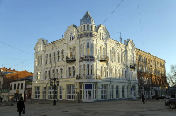 Samara, Ru - Nov, 20 2016: Uno de los edificios de la Universidad Médica Estatal de Samara — Foto de Stock